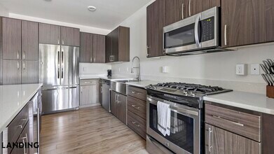 11505 NE Yacht Harbor Dr, Unit C408 in Portland, OR - Foto de edificio - Building Photo