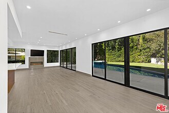 11200 Dona Lola Dr in Los Angeles, CA - Building Photo - Building Photo