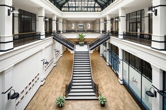 Hahne and Co. in Newark, NJ - Foto de edificio - Interior Photo