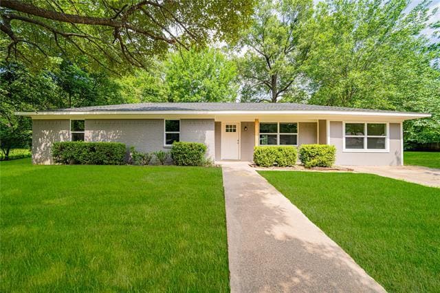 1109 Booker Ave in Mount Pleasant, TX - Building Photo