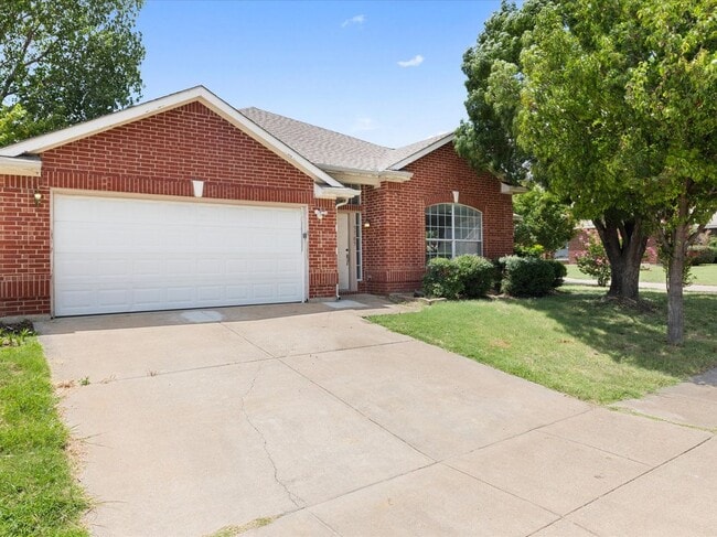 5705 Frio Dr in Haltom City, TX - Building Photo - Building Photo
