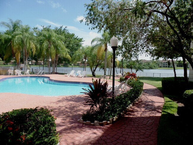 2820 N Oakland Forest Dr, Unit 208 in Oakland Park, FL - Building Photo - Building Photo