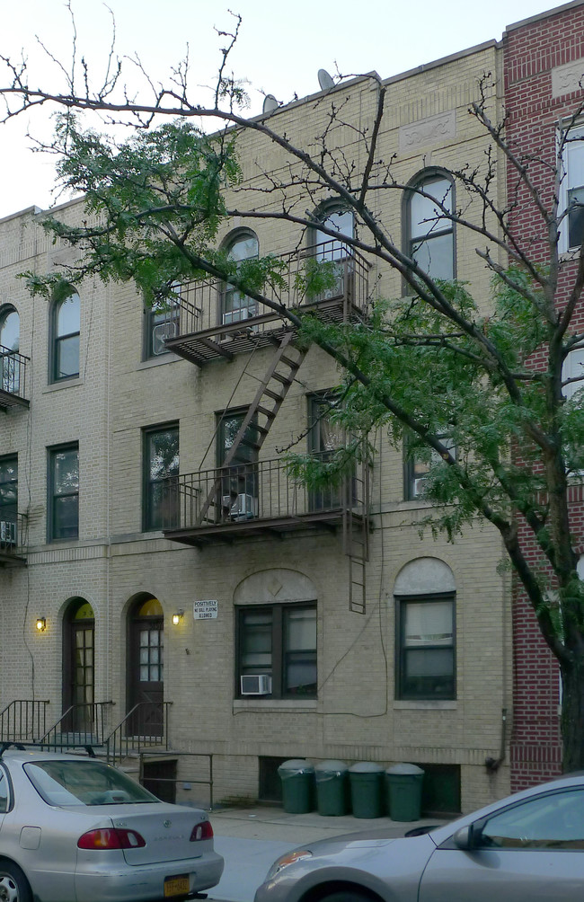 31-37 35th St in Long Island City, NY - Foto de edificio - Building Photo