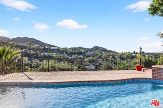 3713 Dellvale Pl in Los Angeles, CA - Building Photo - Building Photo