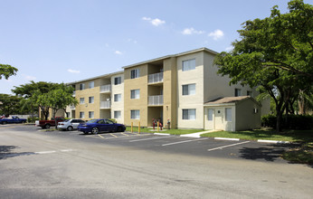 Homestead Colony Apartments in Homestead, FL - Building Photo - Building Photo