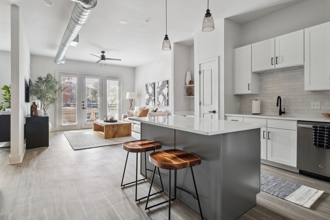 The Adelphi in Dallas, TX - Building Photo