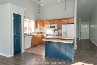 146 NW 25th St in Redmond, OR - Foto de edificio - Building Photo