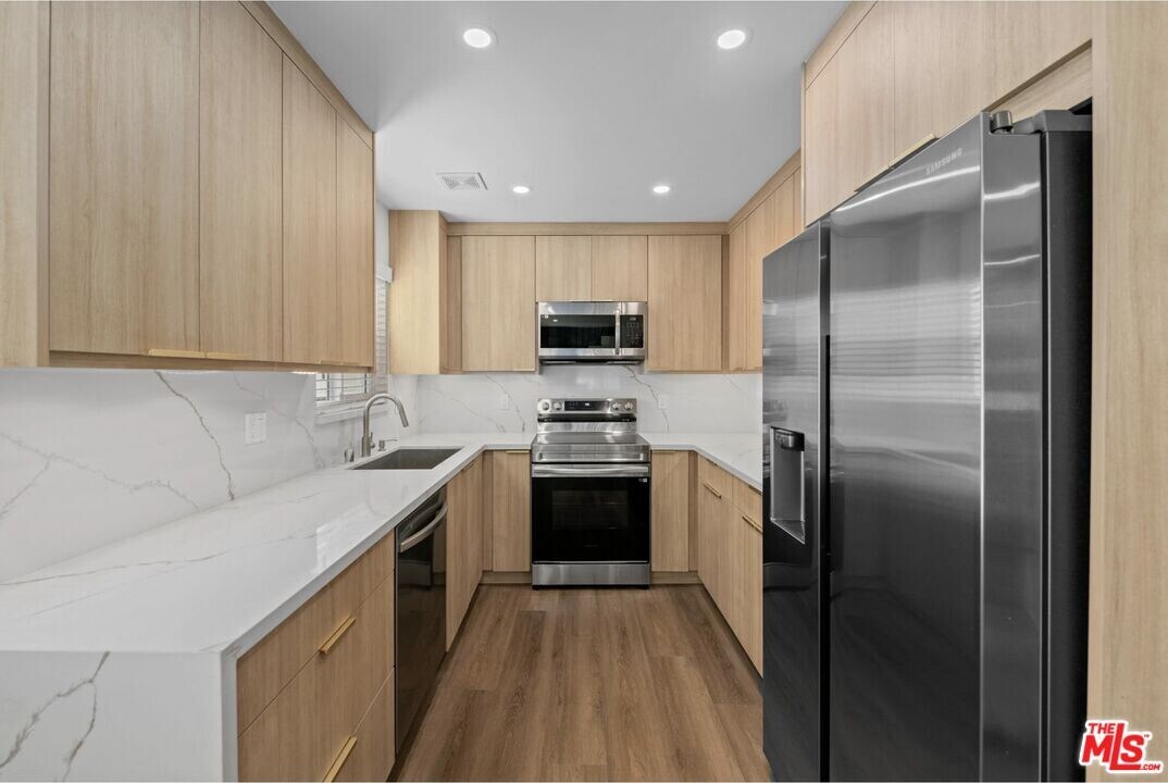 2449 Beachwood Dr in Los Angeles, CA - Building Photo