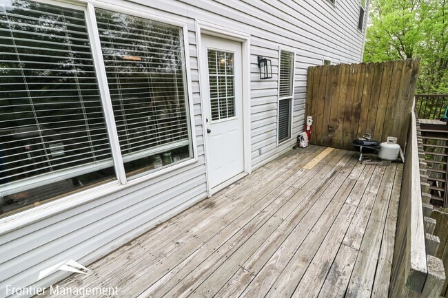 1943 Crescent Dr in Manhattan, KS - Building Photo - Building Photo