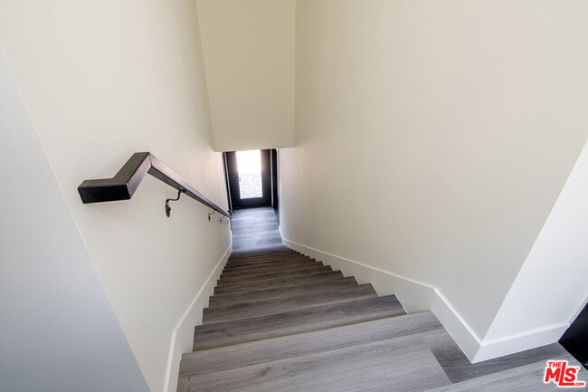 5038 Riverton Ave in Los Angeles, CA - Foto de edificio - Building Photo