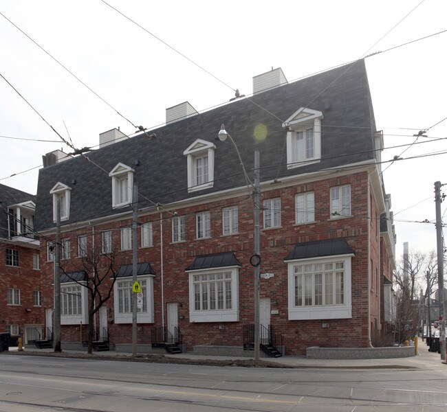 1435-1465 Queen St E in Toronto, ON - Building Photo - Building Photo