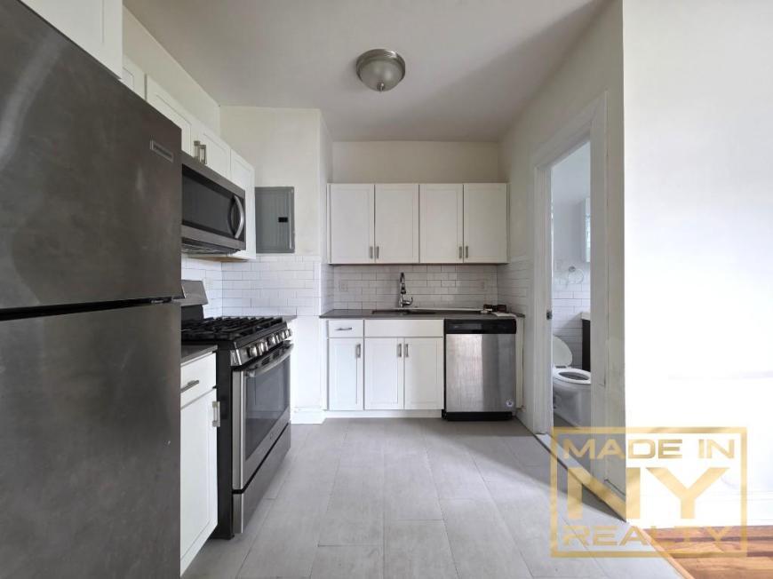 25-21 31st Ave in Queens, NY - Building Photo