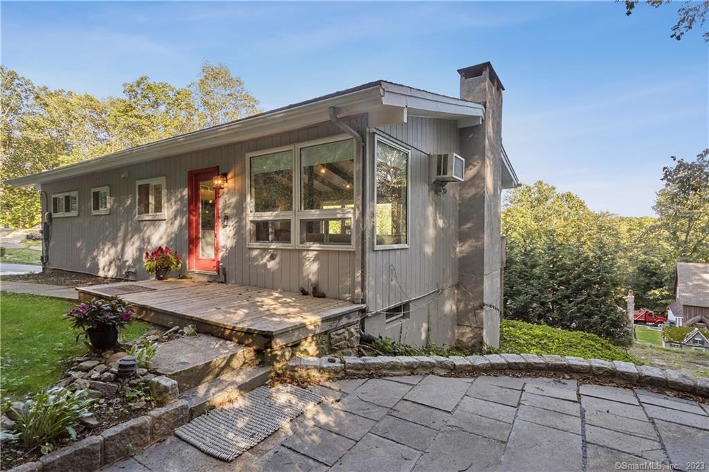 19 Split Level Rd in Ridgefield, CT - Building Photo