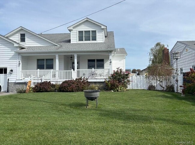 69 S Bay Ave in Massapequa, NY - Foto de edificio - Building Photo