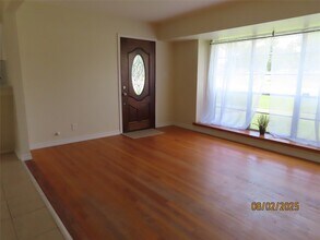 10334 Kingspoint Rd in Houston, TX - Building Photo - Building Photo