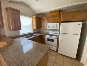 1701 W Douglas St, Unit 3 in Pharr, TX - Foto de edificio - Building Photo
