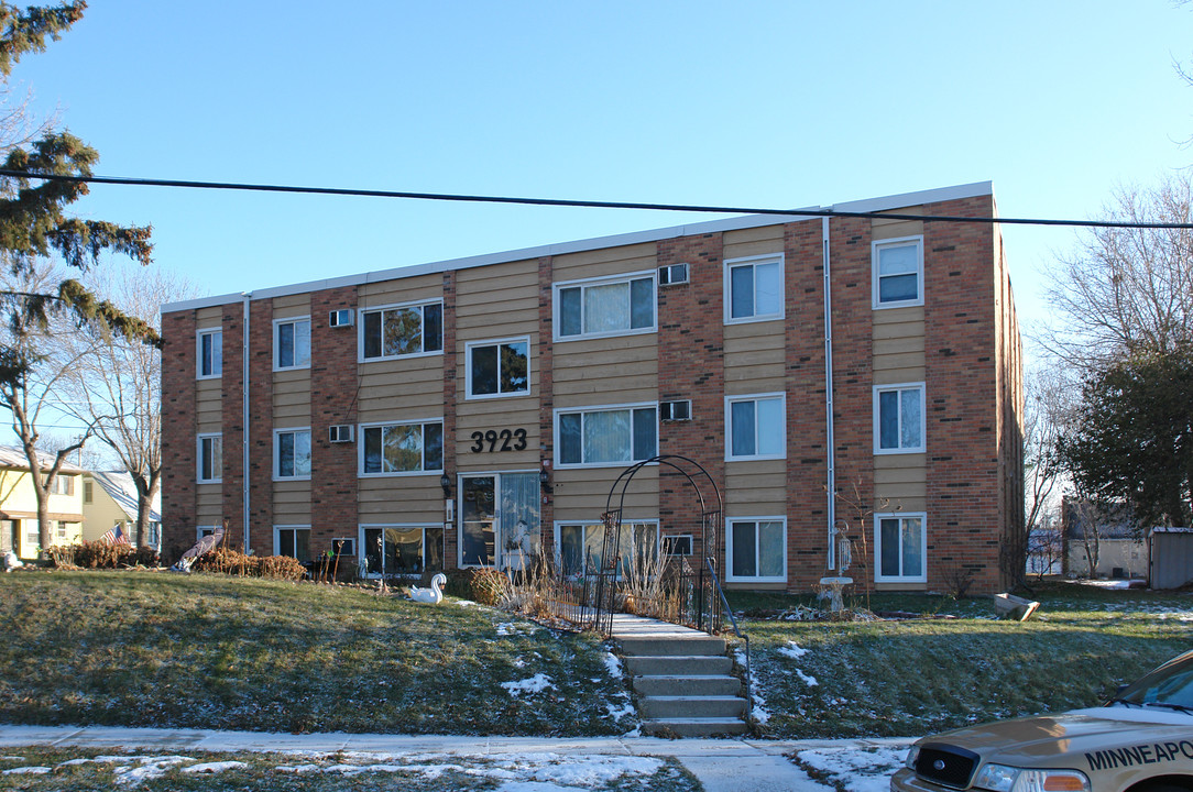 3923 Lookout Pl in Columbia Heights, MN - Building Photo