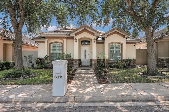 property at 21 E Thornhill Ave