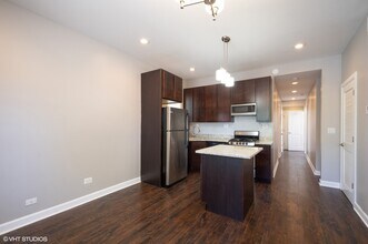 3943 W Addison St, Unit 1R in Chicago, IL - Foto de edificio - Building Photo