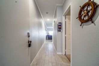 351 Lakeside Ln in Houston, TX - Building Photo - Building Photo