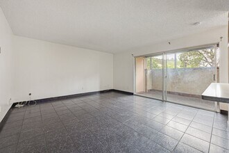 5462 Adobe Falls Rd in San Diego, CA - Building Photo - Building Photo