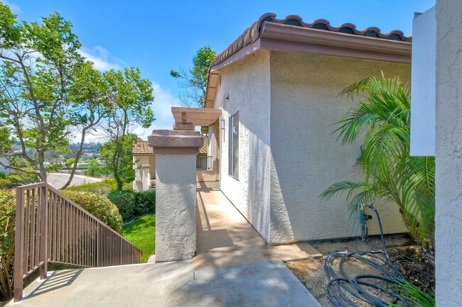 7437 Altiva Pl in Carlsbad, CA - Foto de edificio - Building Photo
