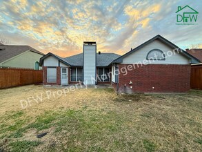 7012 Bernadine St in Watauga, TX - Building Photo - Building Photo