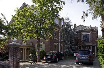 375 Lloyd Ave in Providence, RI - Foto de edificio - Building Photo