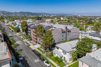 110 South Sweetzer Ave in Los Angeles, CA - Building Photo - Building Photo