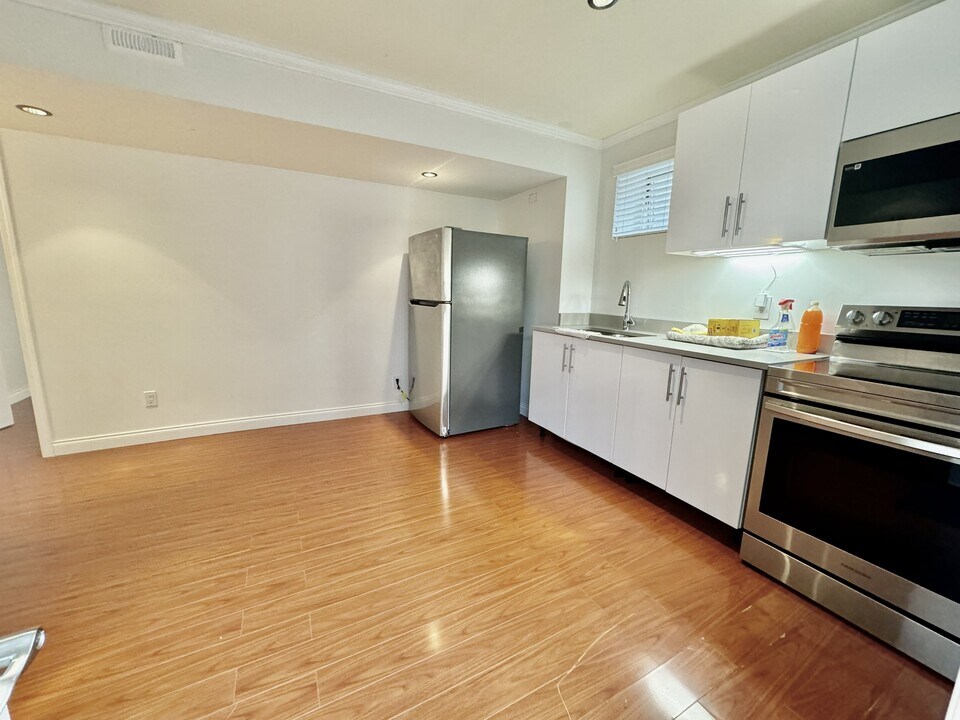 1088 Dunlop Ave in Burnaby, BC - Building Photo