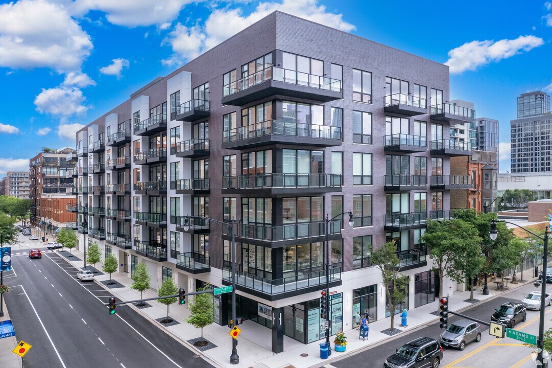 812 W Adams St in Chicago, IL - Building Photo
