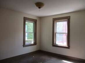 116 Woodstock Ave in Putnam, CT - Building Photo - Building Photo