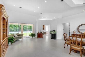 529 Curtiss Pkwy in Miami Springs, FL - Building Photo - Building Photo