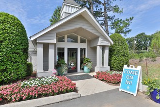 Pinehurst On Providence in Charlotte, NC - Building Photo - Building Photo