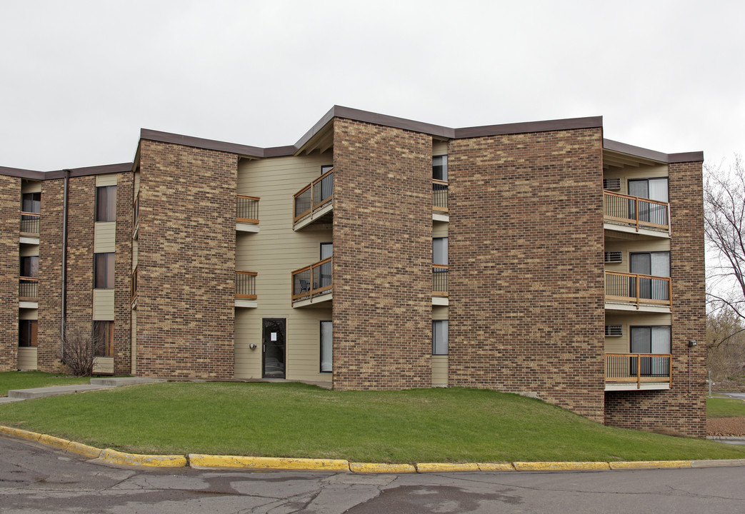 Dahcotah View Apartments in Burnsville, MN - Building Photo