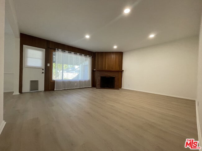 7022 Cantaloupe Ave in Los Angeles, CA - Building Photo - Building Photo