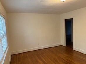 361 Mills Ave, Unit Apartment 2 in Spartanburg, SC - Foto de edificio - Building Photo