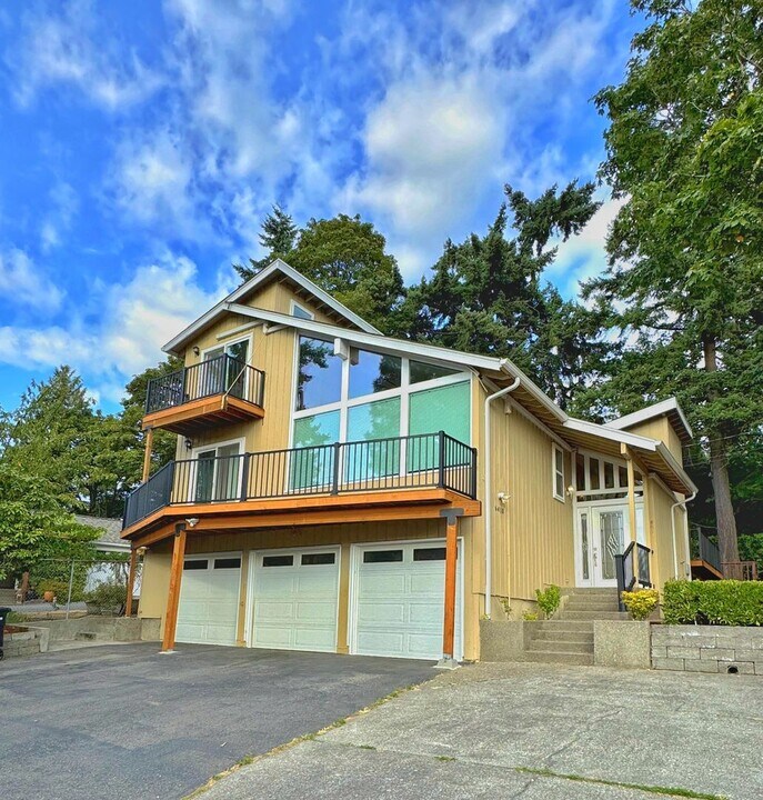 6410 SE 24th St in Mercer Island, WA - Building Photo