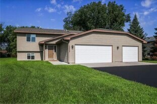 13752 Round Lake Blvd NW in Andover, MN - Building Photo