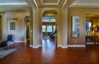 6010 Corrin Way in Elk Grove, CA - Foto de edificio - Building Photo