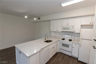6481 Aragon Way, Unit 101 in Ft. Myers, FL - Building Photo - Building Photo