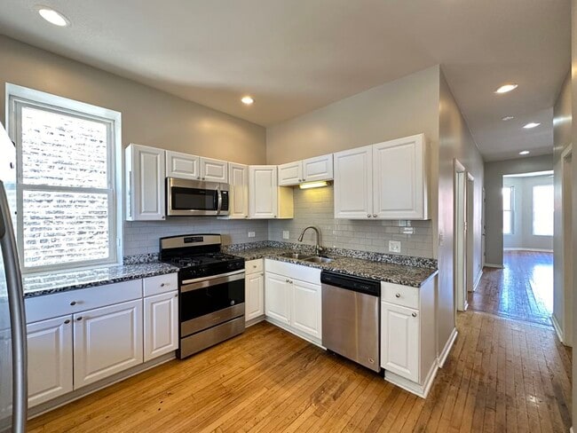 2041 W Fullerton Ave, Unit J08P