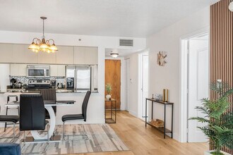 1 SE 12th St in Miami, FL - Foto de edificio - Building Photo