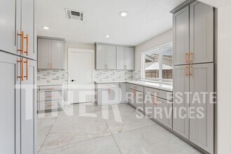 6612 Modesto Dr in Sacramento, CA - Building Photo - Building Photo