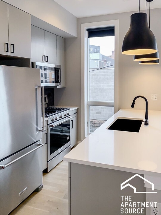 1050 W Cornelia Ave, Unit 302 in Chicago, IL - Foto de edificio