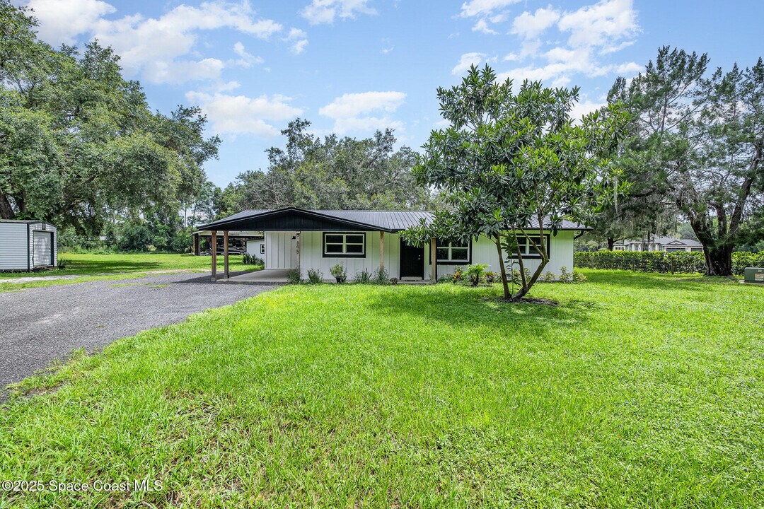 1895 Sugar Ln in Mims, FL - Foto de edificio