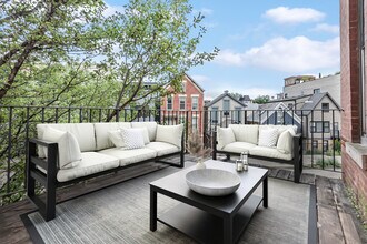 1739 W Beach Ave, Unit 2 in Chicago, IL - Foto de edificio - Building Photo