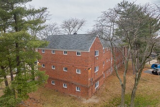 Oakridge Apartments in Baltimore, MD - Foto de edificio - Building Photo