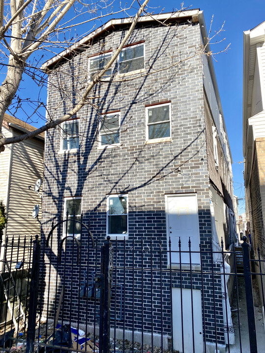 2242 W 18th Plz in Chicago, IL - Building Photo