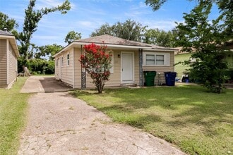604 W Peach St, Unit 02-12C in Angleton, TX - Building Photo - Building Photo